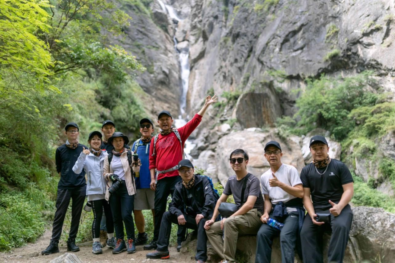 友酒助力友情之旅，登顶雪山见证同行的力量