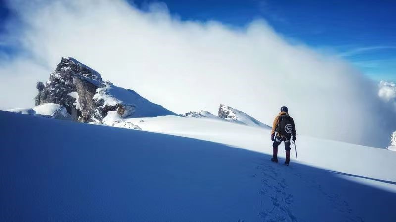 友酒助力友情之旅，登顶雪山见证同行的力量