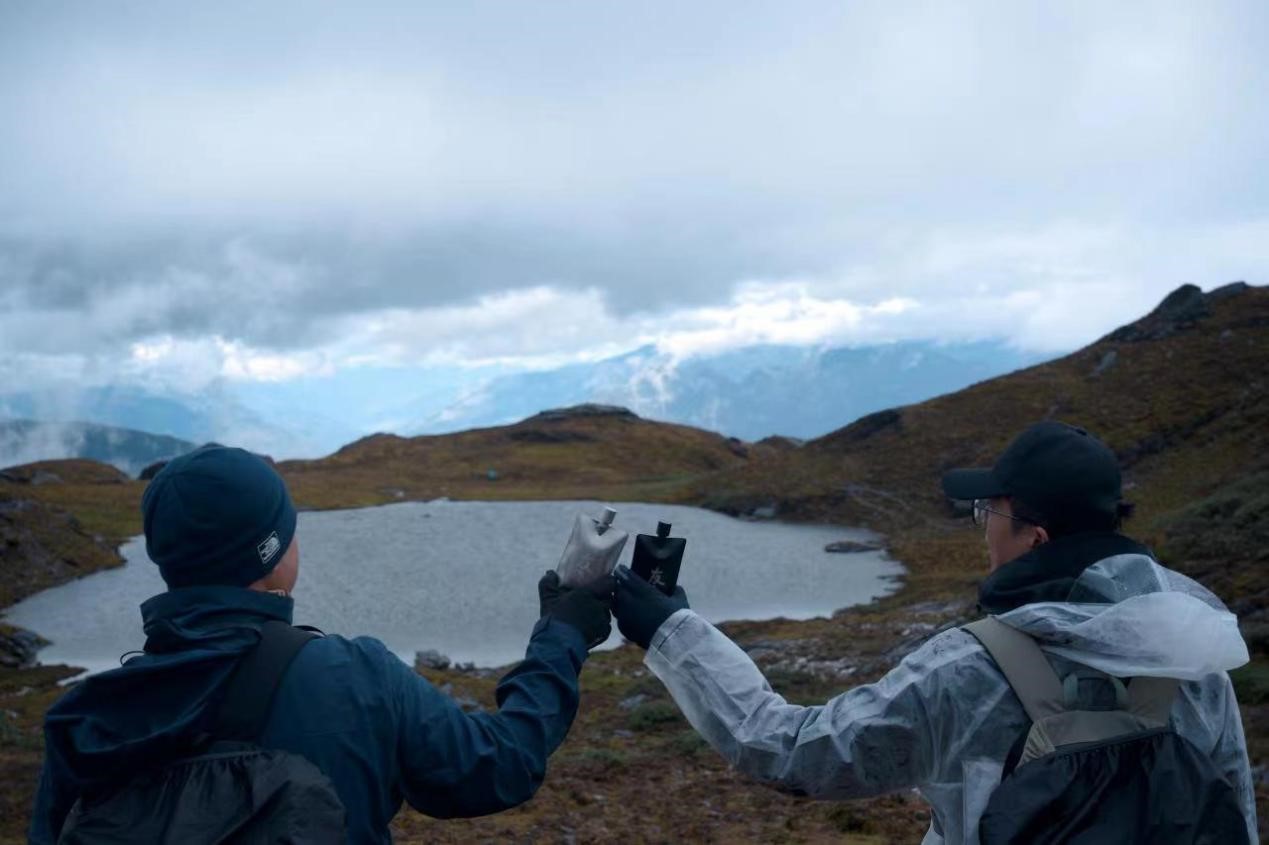 友酒助力友情之旅，登顶雪山见证同行的力量